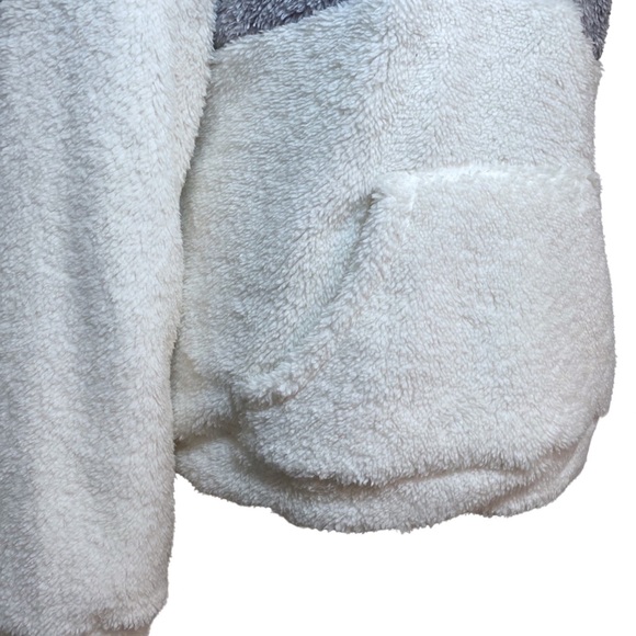 Gray & White Fleece Pullover with Zippered Collar - Picture 9 of 12